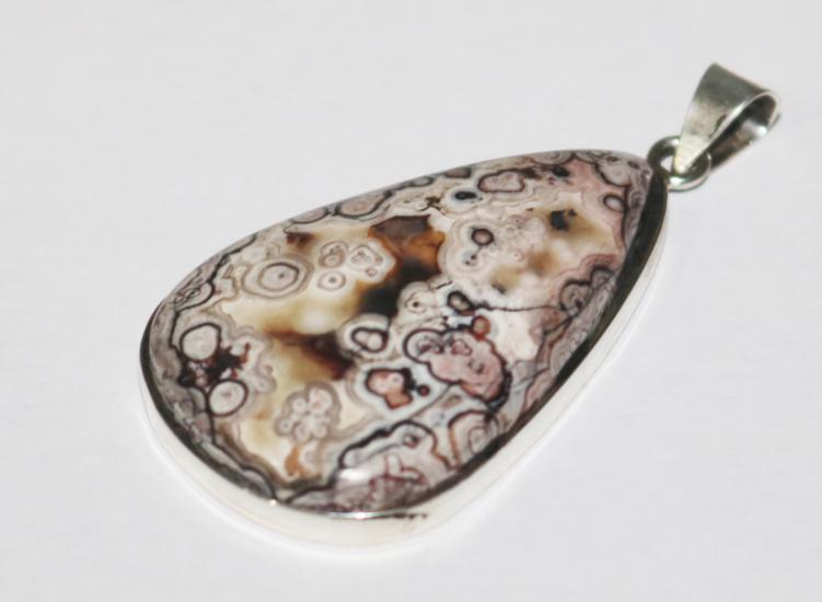 925 ayar gümüş ile tasarlandı.