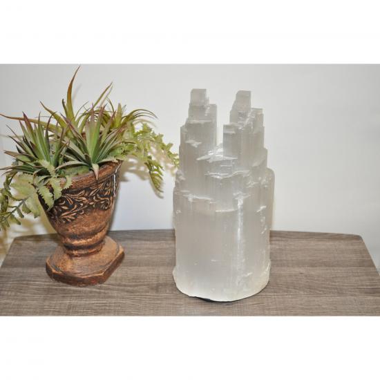 Doğal selenitten masaüstü lamba.