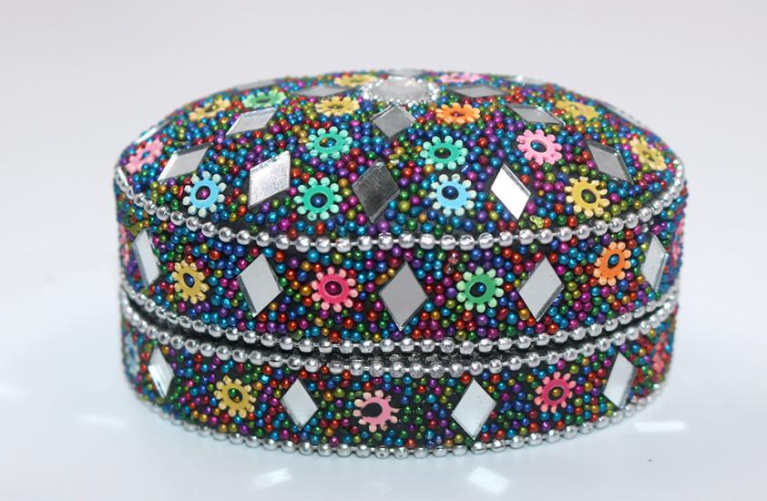 Metal gövde üzerine boncuklu tasarım.