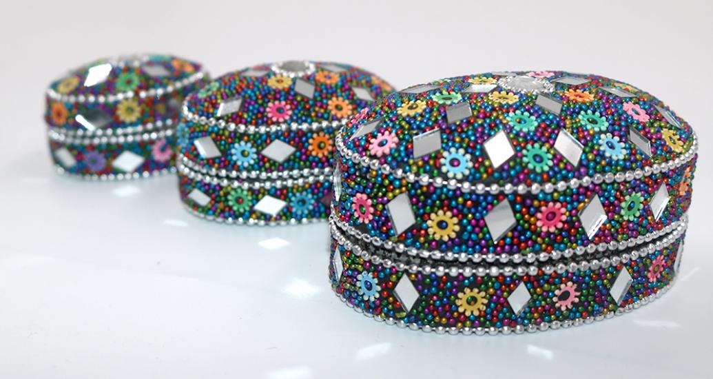 Metal gövde üzerine boncuklu tasarım.