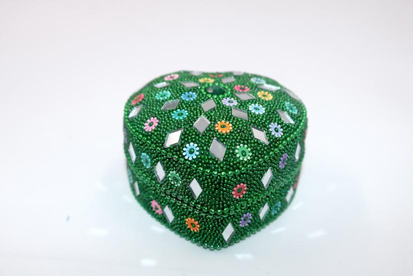 Metal gövde üzerine boncuklu tasarım.