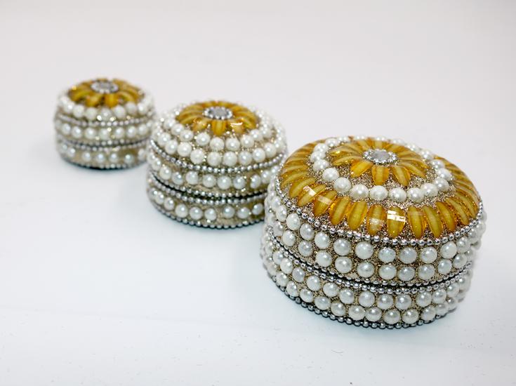 3’lü settir. İstediğiniz rengi seçebilirsiniz.