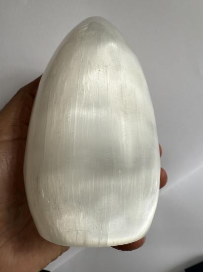 Doğal selenitten masaüstü lamba.