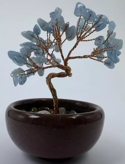 Yapraklarındaki tüm taşlar akuamarindir.