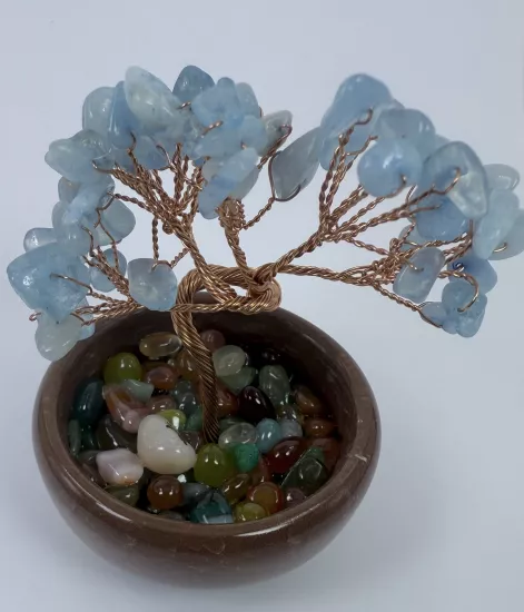 Yapraklarındaki tüm taşlar akuamarindir.