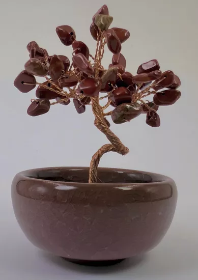 Yapraklarındaki taşlar kızıl jasperdir.