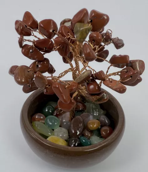 Yapraklarındaki taşlar kızıl jasperdir.