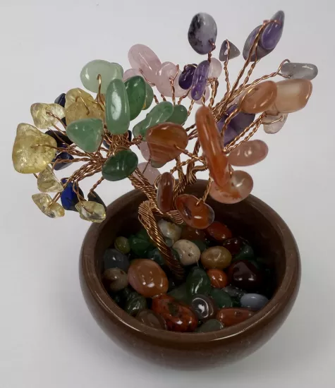 Yapraklarındaki değişik taşlar kullanılmıştır.