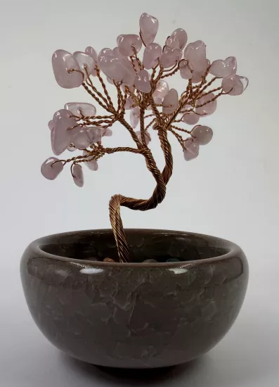 Yapraklarındaki tüm taşlar pembe kuvarstır.