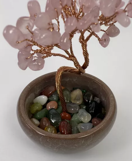 Yapraklarındaki tüm taşlar pembe kuvarstır.