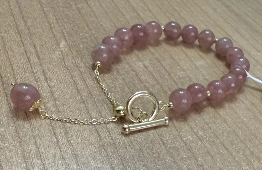 Doğal rengi ve dokusundan dolayı bu ismi almaktadır.