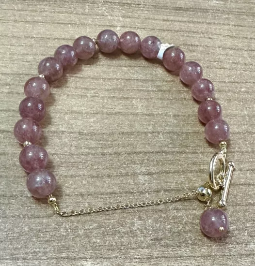 Doğal rengi ve dokusundan dolayı bu ismi almaktadır.