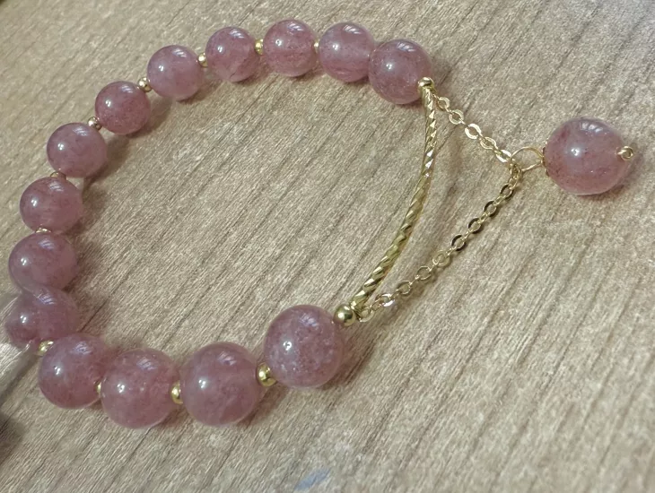 Doğal rengi ve dokusundan dolayı bu ismi almaktadır.