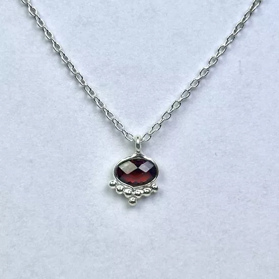 Gümüş zinciriyle beraber gönderilecektir.