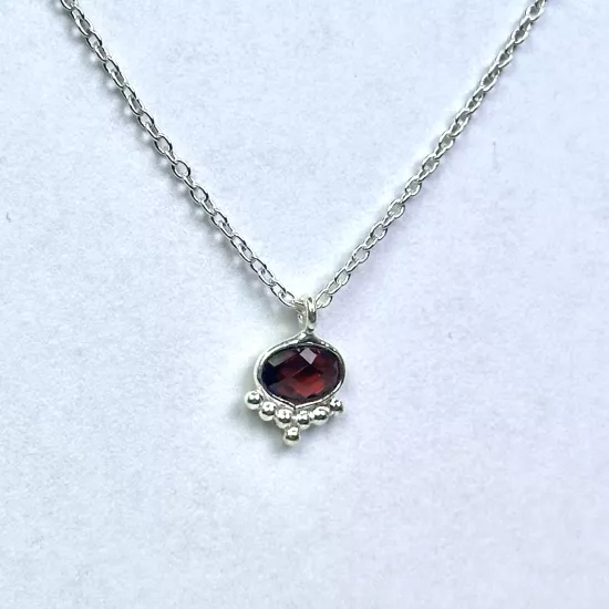 Gümüş zinciriyle beraber gönderilecektir.