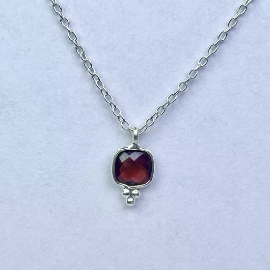 Gümüş zinciriyle beraber gönderilecektir.