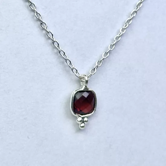 Gümüş zinciriyle beraber gönderilecektir.