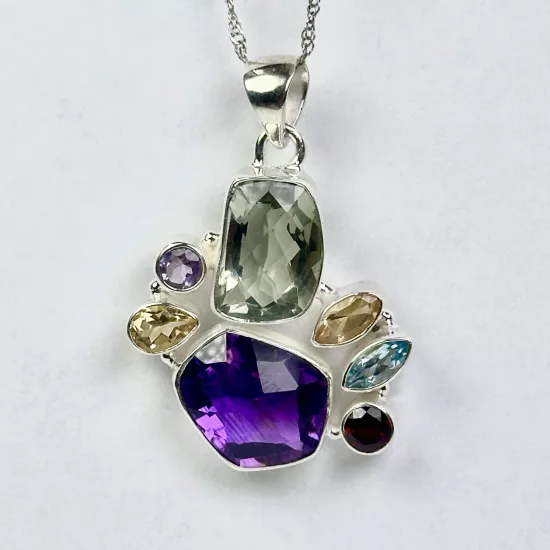 Kuyum kalitesinde taşlarla tasarlandı.