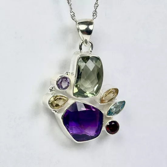 Kuyum kalitesinde taşlarla tasarlandı.