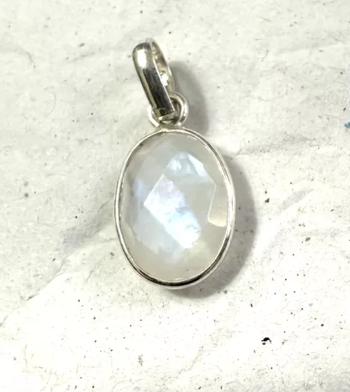 925 ayar gümüşle tasarlanmıştır.