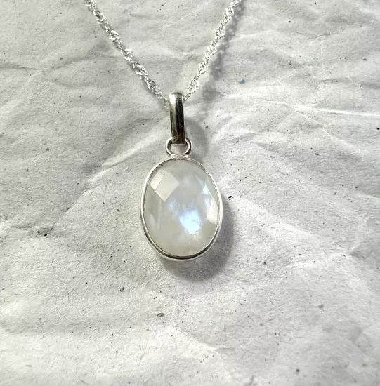 925 ayar gümüşle tasarlanmıştır.