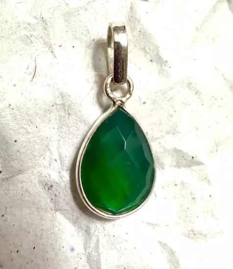 925 ayar gümüşle tasarlandı.