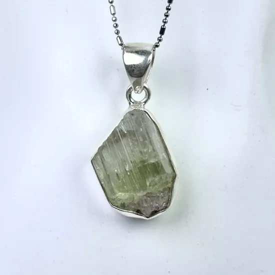 Ham, şeffaf turmalin kristali