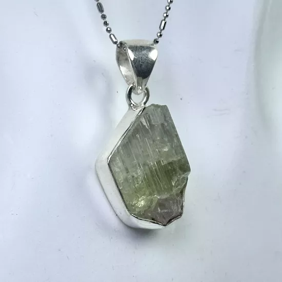 Ham, şeffaf turmalin kristali