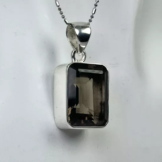 925 ayar gümüşle tasarlandı.