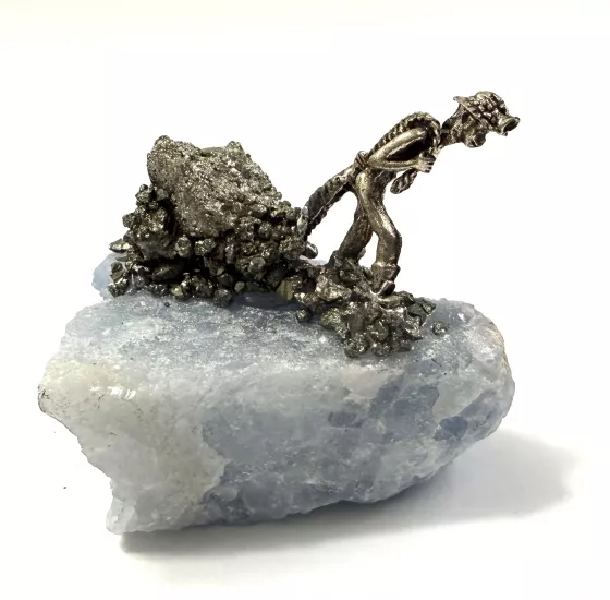 Pirit kütle taşıyan madenci