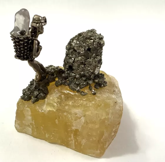 Kuvars ve pirit taşıyan madenci