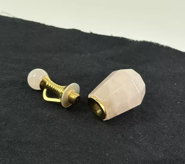 Kolye ucu olarak kullanıma uygundur.