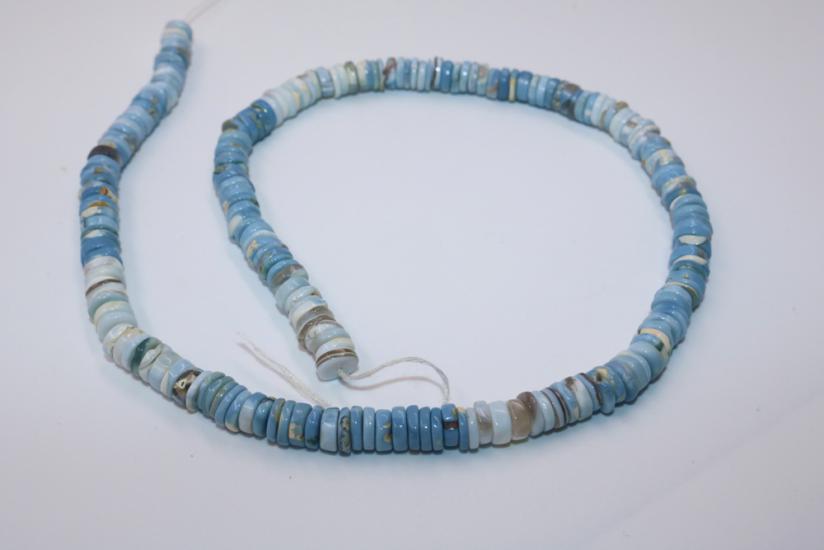 Doğal mavi opal rengi, renk tonlarına göre dizilerek tasarlandı.