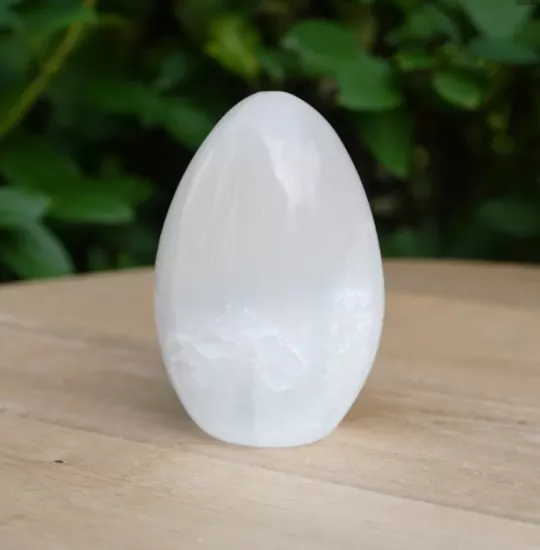 Doğal selenitten masaüstü lamba.