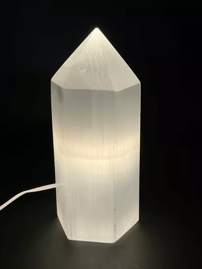 Doğal selenitten masaüstü lamba.