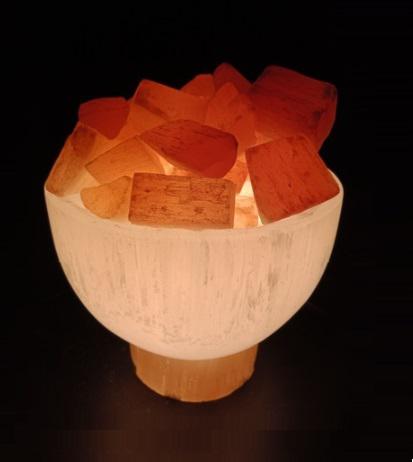 Doğal selenitten masaüstü lamba.