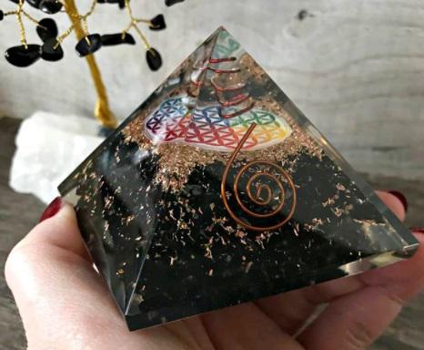 Kök çakranın arındırıcı kristali olan siyah turmalinle tanışın!