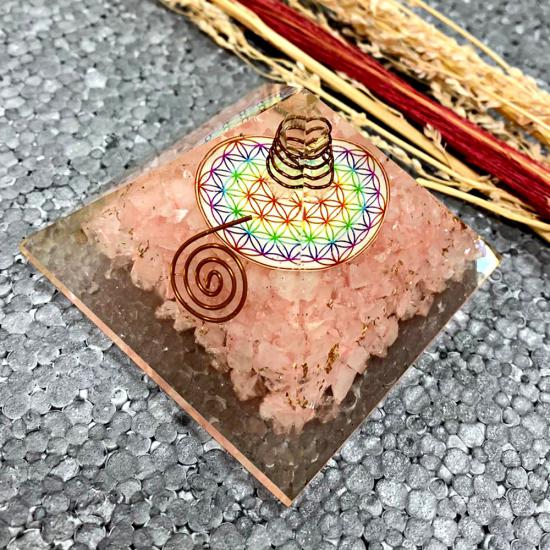 Doğal pembe kuvars kristali ile tasarlandı.