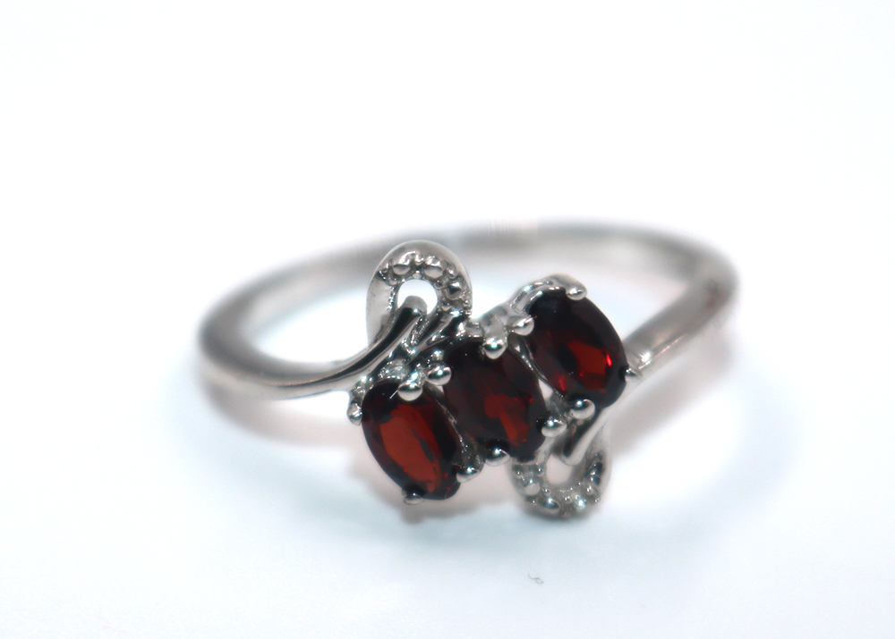Garnet Taşlarından Gümüş Yüzük