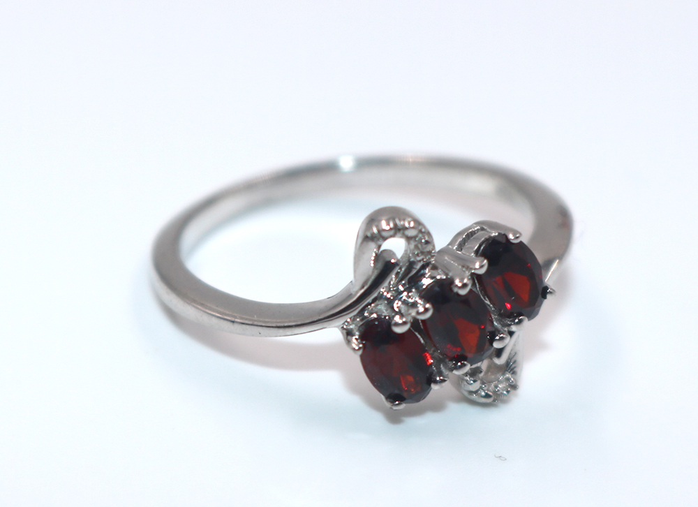 Garnet Taşlarından Gümüş Yüzük