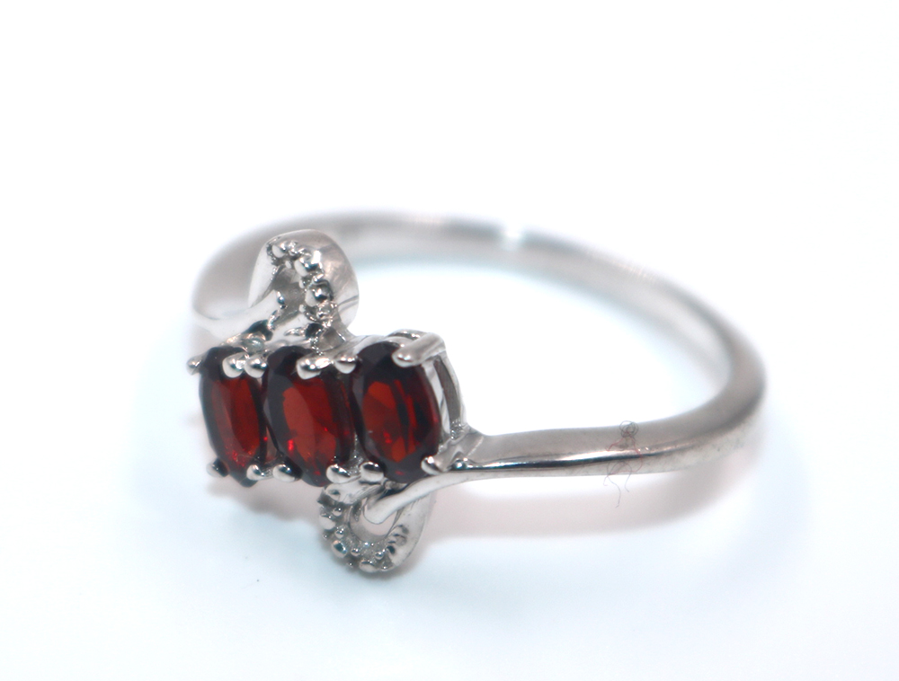 Garnet Taşlarından Gümüş Yüzük