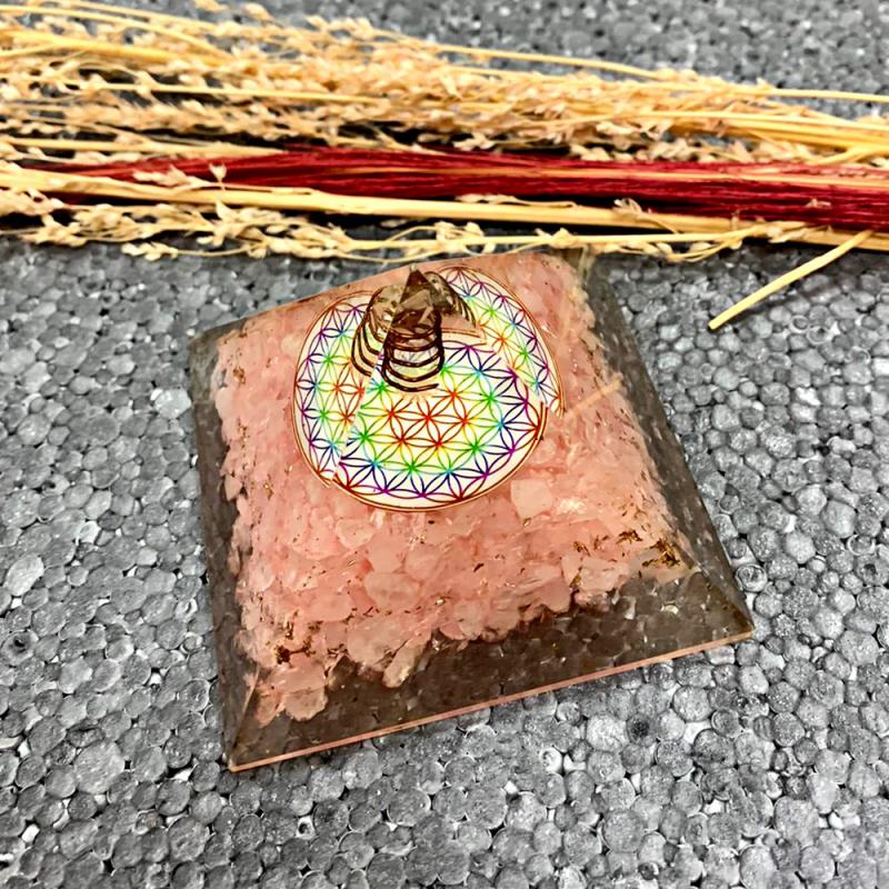PEMBE KUVARS TAŞLI ORGONİT PİRAMİT